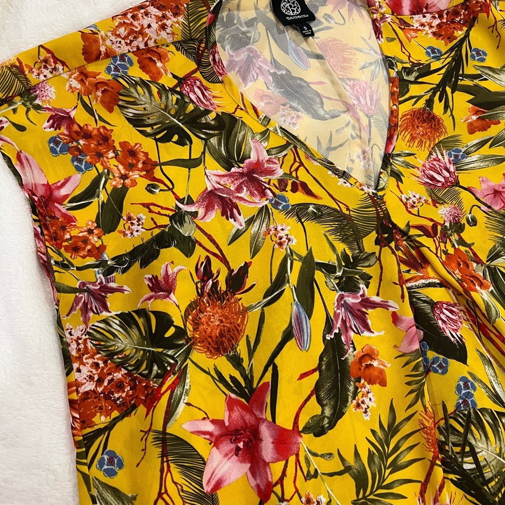Bobeau Gold and Green Graphic Cap Sleeve Blouse. SMALL BUT FITS LARGE
